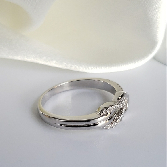 NEW 925 Sterling Silver Pave CZ Diamond Modern Looped Infinity Ring - Picture 6 of 10